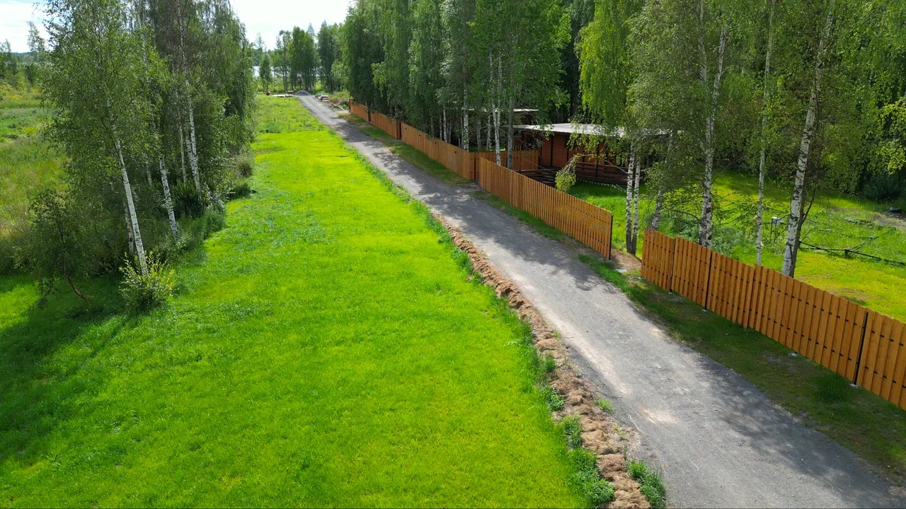 Дорожка в доль забора